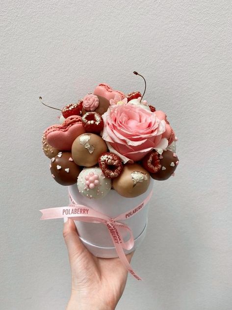 Chocolate Strawberries Bouquet, Cake Pop Bouquet, Food Bouquet, Chocolate Covered Strawberries Bouquet, Chocolate Bouquet Diy, Edible Bouquets, Mini Bouquet, Dessert Gifts, Chocolate Covered Treats