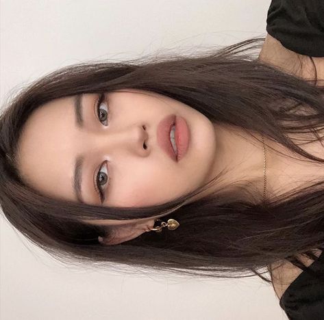 @𝒔𝒆𝒐𝒃𝒐𝒎𝒊 💌 Brown Hair, A Woman, Makeup, Hair, Black, Make Up