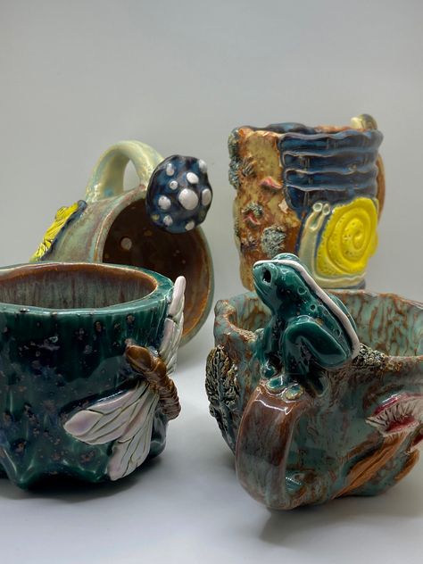 Ceramic Mug Set Ideas, Insect Ceramics, Ceramic Sets Ideas, Snail Mug, Frog Mug, Clay Diy Projects, Pottery Crafts, Pottery Classes, Ceramics Pottery Art