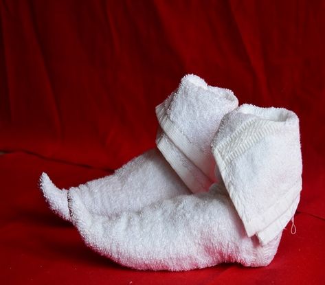 Oragami Christmas, Aladdin Shoes, Origami Xmas, Towel Origami, Towel Folding, Towel Art, Origami Step By Step, Christmas Planner, Song Artists