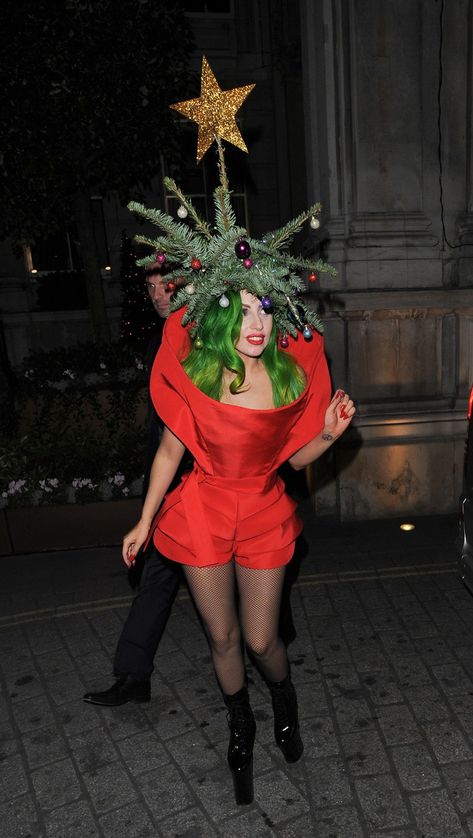 Christmas Character Costumes, Celebrity Christmas, Christmas Tree Costume, Tree Costume, Christmas Dress Up, Christmas Outfit Ideas, Kitsch Christmas, Under The Christmas Tree, Royal Christmas