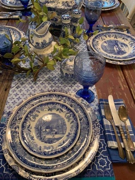 Blue And White Tablescapes, Table Decor Dining Room, Old Britain, Room Table Decor, Blue Dinner, Decor Dining Room, Blue White Decor, Dining Room Table Decor, Dinner Table Setting