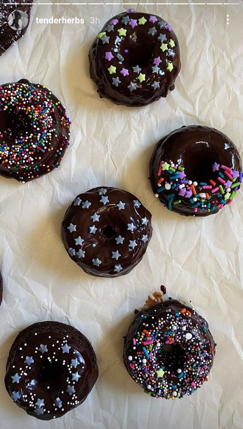 Stars sprinkles sweet candy donut chocolate cute dessert inspo moodboard lifestyle fashion places Donut Chocolate, Chocolate Decadence, Chocolate Donut, Star Sprinkles, Sprinkle Donut, Chocolate Donuts, Rainbow Sprinkles, Cute Desserts, Sweet Candy