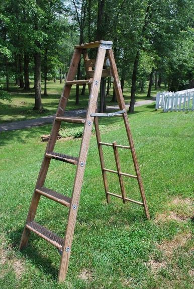 Herb Ladder, Garden Ladder Ideas, Ladder Planter, Old Wooden Ladders, Garden Ladder, Shed Makeover, Cedar Planter Box, Old Ladder, Porch Planters