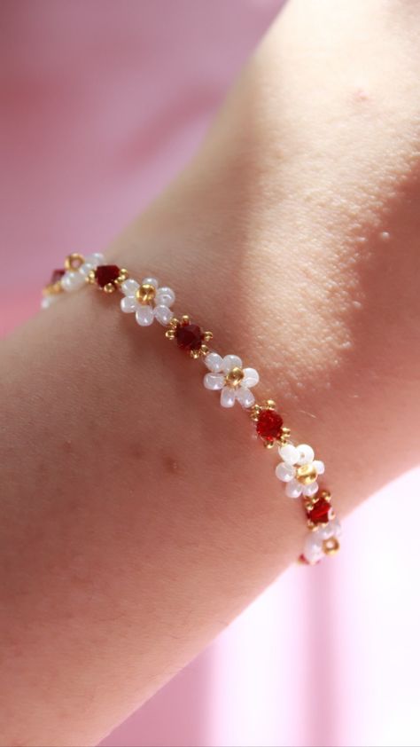 Thigh Jewelry, Daisy Flower Bracelet, Graduation Bracelet, Bracelet Inspiration, Bracelet Cute, Cd Crafts, Daisy Bracelet, Floral Bracelet, Beads Bracelet Design