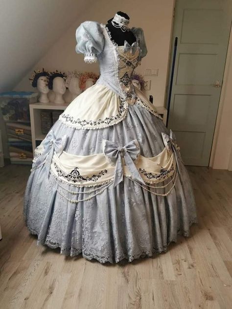 1800 Ball Gowns, Victorian Ballgown, Victorian Dress Gown, 1800s Dresses, Cute Vintage Outfits, Victorian Dresses, Victorian Era Fashion, Antique Dresses, Gowns Dresses Elegant