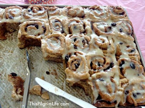 (Make-Ahead) Cinnamon Rolls for a Crowd are the perfect recipe for your next big get-together! Family reunion, holiday breakfast, Easter - everyone will love these super delicious homemade cinnamon rolls. #cinnamonroll #easy #homemade #makeahead #delicious #big #thispilgrimlife Cinnamon Rolls For A Crowd, Rolls For A Crowd, Brunch Party Recipes, Breakfast Birthday, Breakfast For A Crowd, Birthday Breakfast, Make Ahead Desserts, Cooking For A Crowd, Holiday Breakfast