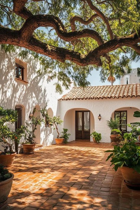 Mexican Home Architecture, Spanish Style Courtyard Patio, Mexican House Architecture, Spanish Style House Floor Plans, Adobe Modern House, Tiny Spanish House, Mexican House Ideas, Old Mexican House Aesthetic, Green House Attached House