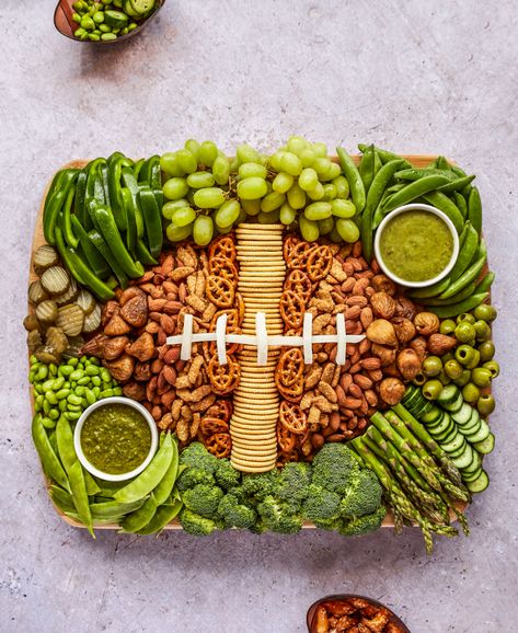 Game Day Boards and Snack Trays - The BakerMama Healthy Football, Super Bowl Snack Recipes, Super Bowl Snack, Healthy Superbowl, Healthy Superbowl Snacks, Bowl Party Food, Italian Cookie Recipes, Football Snacks, Snack Board