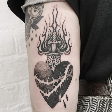 Sacred Heart Blackwork, Sacred Heart Tattoo Blackwork, French Tattoo Ideas, Abstract Tattoo Ideas, Sacred Heart Art, Abstract Tattoos, Sacred Heart Tattoos, All Black Tattoos, Flash Ideas