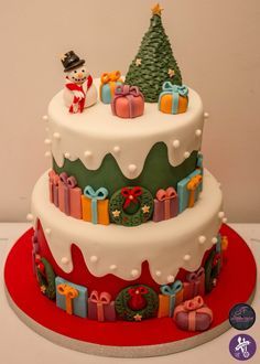 Fondant Christmas Cake, Christmas Cake Design, Homemade Christmas Cake, Christmas Birthday Cake, Easy Christmas Cake Recipe, Delicious Christmas Desserts, Snowman Cake, Birthday Cake Decorating Ideas, Christmas Cake Designs