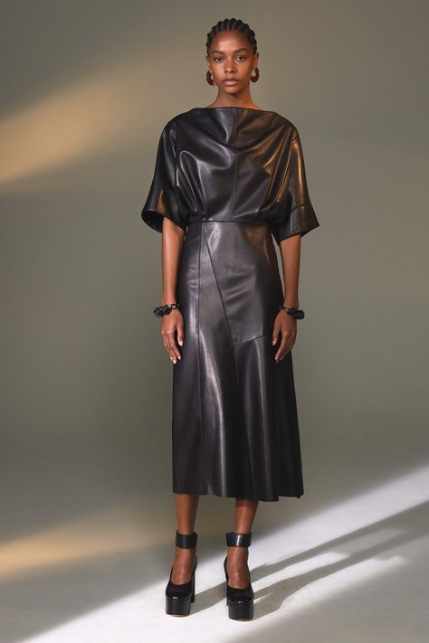 Derek Lam Fall 2019 Ready-to-Wear Fashion Show - Vogue Leather Dress Outfit, Leather Couture, Black Leather Dresses, Leather Pencil Skirt, Derek Lam, Leather Dresses, Leather Outfit, Fall Fashion Trends, Red Carpet Fashion