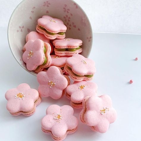 Japanese Macarons, Sakura Dessert, Asian Baking, Wind Club, Tea Party Desserts, Sakura Wedding, Cherry Blossom Cake, Ice Cream Menu, Cakes Pastries