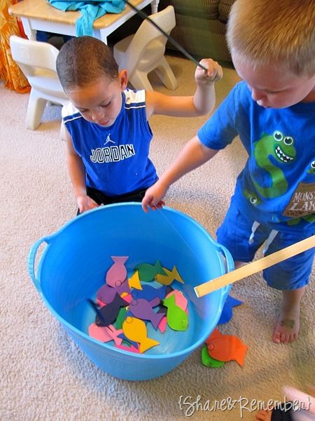 This is an easy fishing craft to make for the kids! (and gives them practice for their real fishing trip to #CallawayGardens!) Rainbow Fish Story, Toddler Sunday School, Sunday School Games, Craft To Make, Fish Activities, Vbs 2023, Preschool Bible, Easter Games, Games Kids