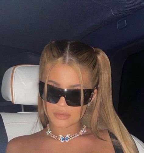 kylie jenner in black sunglasses Black Glasses Outfit, Kylie Jenner In Black, Kylie Jenner Sunglasses, Flow 2000, Outfit Nero, Sporty Sunglasses, Y2k Hairstyles, Sunglasses Outfit, Kylie Jenner Style