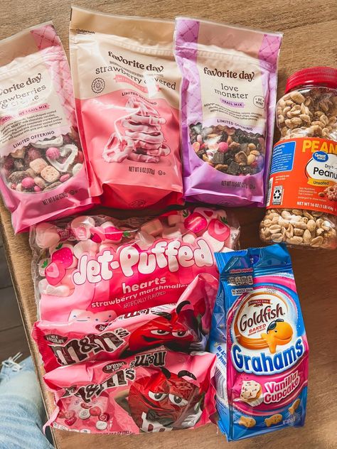 You Will Love This Cupid Crunch Valentine’s Day Trail Mix - Valentine’s Day Mix Snack, Valentine’s Day Trail Mix Snack, Cupid Crunch, Valentine Bunco, Valentine Deserts, Valentine Chocolate Covered Strawberries, Valentine Goodies, Yogurt Pretzels, Valentines 2024