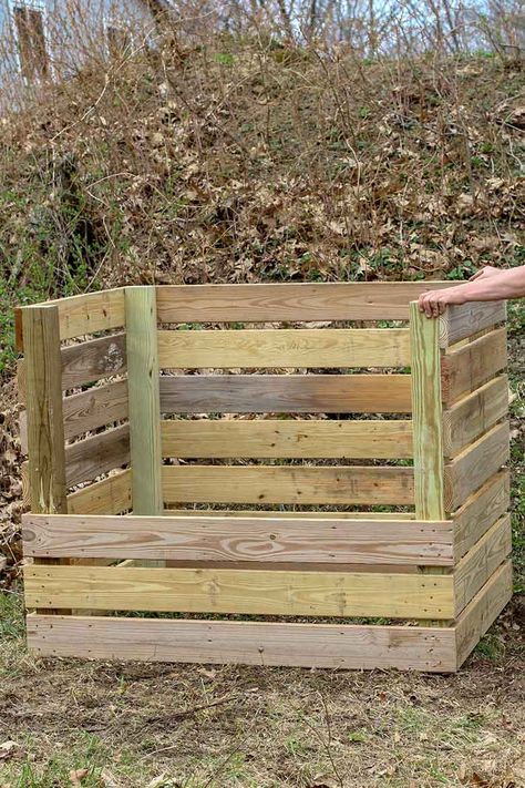 Compost Box Ideas, Wooden Compost Bin, Compost Bin Pallet, Making A Compost Bin, Backyard Homestead, Wooden Bins, Compost Bin Diy, Compost Bins, Cattle Panels