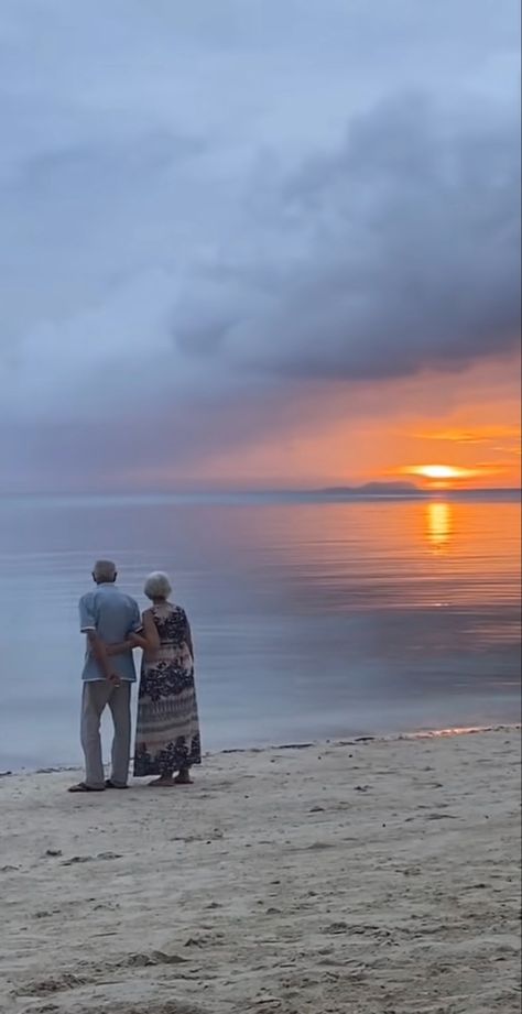 Old People Traveling, Happy Couples Aesthetics, Love Old Couple, Elderly Photoshoot, Old Couple Aesthetic, Happy Couple Aesthetic, Sunrises Aesthetic, Couple Travel Goals, Couple Travel Aesthetic