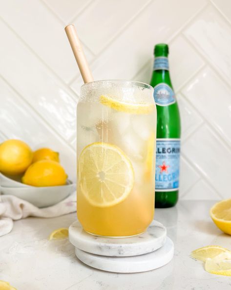 Sparkling Lemonade Recipe, Sparkling Lemonade Non Alcoholic, Specialty Lemonade, Sparkly Lemonade, Ice Tea Photography, Fancy Lemonade, Soda Lemonade, Lemonade Photography, Sparkling Strawberry Lemonade