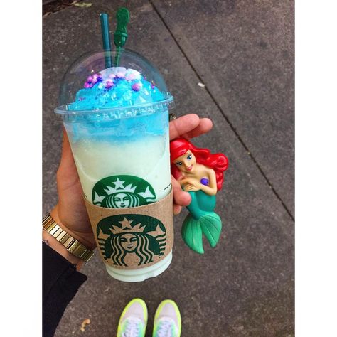 Pink, purple, orange and now blue and green. Purple Starbucks Drink, Purple Starbucks, Unicorn Frappuccino, Secret Starbucks Drinks, Starbucks Drink, Starbucks Recipes, So Yummy, Starbucks Drinks, The Unicorn