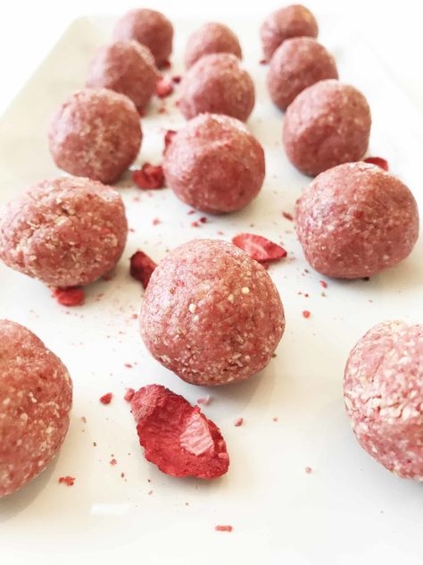 Strawberry Shortcake Protein Bites, Strawberry Shortcake Protein Balls, Strawberry Protein, Natural Recipes, Vegan Candies, Vegetarian Menu, Zucchini Cake, Paleo Desserts, Protein Bites