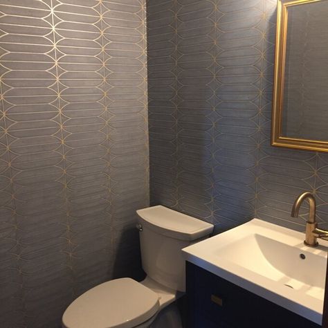 Modern Glam Wallpaper, Gold Wallpaper Powder Room, Wallpaper Behind Bathroom Mirror, Small Wallpaper Bathroom, Bathroom Wallpaper Bohemian, Small Bathroom Wallpaper Accent Walls, Wallpaper For Bathroom Small Spaces, Half Bath Wallpaper Accent Wall, Elegant Powder Room Ideas