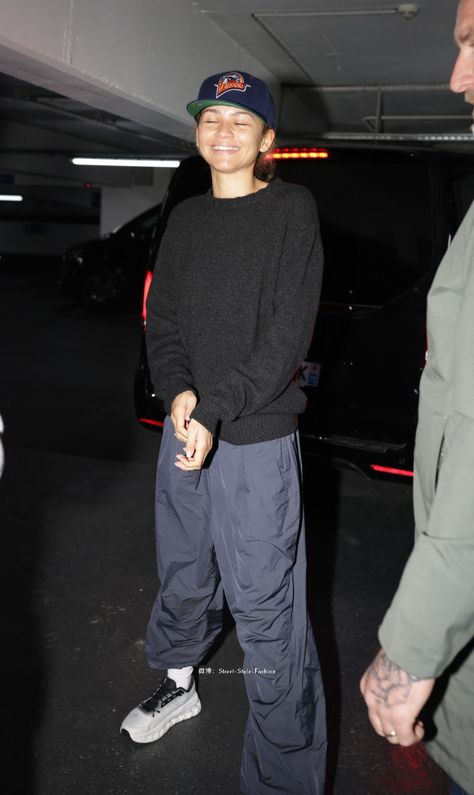 Red Carpet Casual, Zendaya Fits, Zendaya Masculine Outfits, Zendaya Monochrome Outfits, Zendaya Aesthetic, Zendaya Daily Outfit, Zendaya Outfits Tomboys, Zendaya Masculine, Masculine Women Outfits