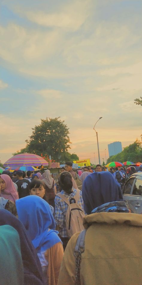 Suasana bundaran ITS sore hari di bulan Ramadhan Foto Ramadhan Aesthetic, Ramadhan Vibes Aesthetic, Sahur Ramadhan Aesthetic, Ramadhan Vibes, Buka Puasa, Pap Random, Dolores Park, Halo, Indonesia