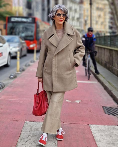 25 Casual Outfit Ideas for Women Over 60 - Pretty Designs Convocation Outfit, Carmen Gimeno, Casual Outfit Ideas For Women, Beige Outfits, Comfortable Casual Outfits, Chic Dressing, Fashion Forward Outfits, Casual Outfit Ideas, Coat Street Style