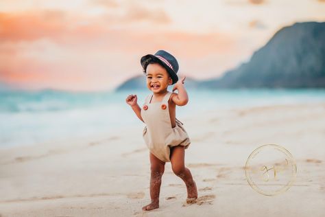 Baby Boy Pics, Baby Beach Photos, Boy Pics, Fam Photos, Cute Beach Pictures, Oahu Photographers, Beach Wardrobe, Maternity Photoshoot Outfits, Vacation Photo