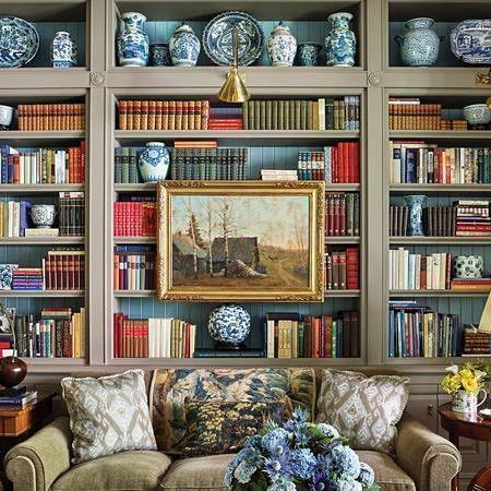 Beautiful library shelves - Bunny Williams Interior Design Vignette, Living Room Classic, Antique Shelves, White Bookshelves, Styling Shelves, Mahogany Furniture, English And French, English Decor, Cottage Furniture