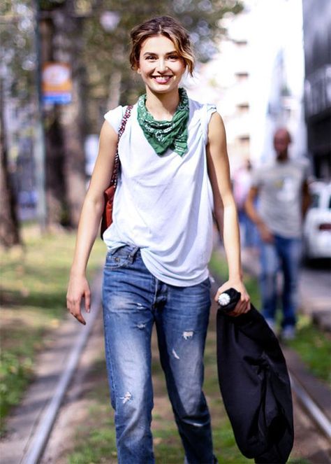 How To Tie Bandana, Styling Tricks, Off Duty Outfits, Scarf Trends, Walking Down The Street, Summer Styling, Fashion Week Spring 2014, Jeans Outfit Casual, Paris Mode