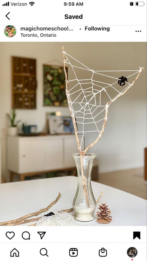 Uhyggelig Halloween, Halloween Spiders, Decoration Vitrine, Casa Halloween, Homemade Halloween Decorations, Adornos Halloween, Halloween Crafts Decorations, Homemade Halloween, Autumn Crafts