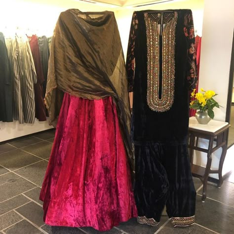 Elan on Instagram: "Winter soirées and lustrous velvets! Featured here - A red velvet lehenga with gold tissue blouse and dupatta by Shorshe A black velvet phiran and pajama with delicate mirror work by Torani #newatelan #torani #shorshe" Valvet Suits, Indian High Fashion, Red Velvet Lehenga, Dress Paterns, Lehenga Styles, Drape Dresses, Bday Gifts For Him, Monday Outfit, Silk Kurti Designs