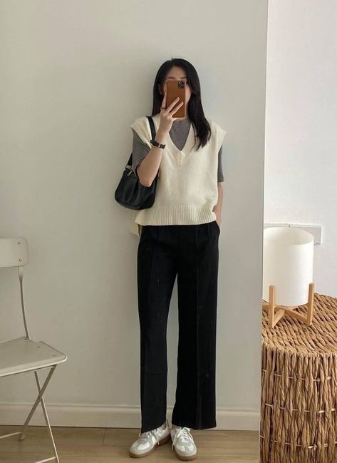 Work Outfits Women Asian, Business Casual Outfits Asian, Business Casual Outfits Korean, Business Casual Asian, Korean Work Outfit Business Casual, Asian Business Casual, Korean Minimalist Outfit, Monochrome Outfit Casual, Business Casual Korean