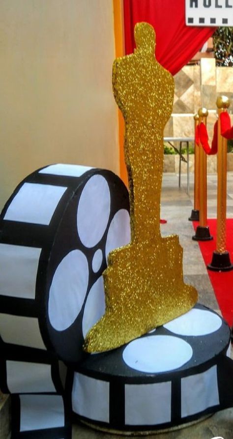 Movies Party Theme, Night At The Oscars Theme Party Outfit, Hollywood Homecoming Theme Decorations, Oscar Decorations Ideas, Hollywood Props Diy, Red Carpet Dance Theme, Oscar Night Decorations, Decoration Theme Cinema, Hollywood Theme Corporate Event