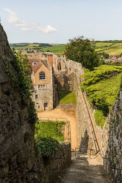 Carisbrooke Castle, in the village of Carisbrooke, near Newport, Isle of Wight, England. Nostalgic Architecture, Grand Buildings, Carisbrooke Castle, Uk Castles, Castle England, British Castles, English Castles, Royal Castles, Interesting Buildings