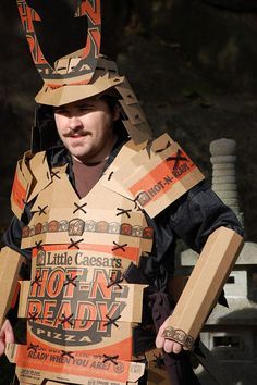 20 Cool Things You Can Make With A Pizza Box | Bored Panda Samurai Halloween Costume, Cardboard Costume, Little Caesars, Box Costumes, Samurai Helmet, Diy Kostüm, Cardboard Sculpture, Pizza Boxes, Adornos Halloween