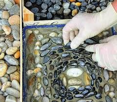 How to make natural pebble mosaic and stepping stones for your garden Mosaic Walkway, Pavers Diy, Mosaic Stepping Stone, Stone Garden Paths, Pebble Garden, Mosaic Stepping Stones, Mosaic Garden Art, Garden Stepping Stones, Pebble Mosaic