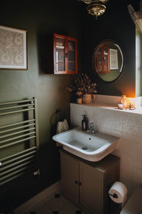 moody bathroom with dark green walls, candlelight and vintage details Dark Moody Decor, Moody Bathroom Ideas, Dark Academia Bathroom, All Black Bathroom, Bathroom Antique, Moody Bathroom, Bathroom Redecorating, Very Small Bathroom, Open Bathroom