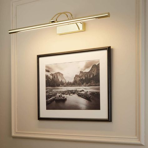 Light Over Photo Wall, Lumiere Photo, Light Picture Wall, Picture Frame Light, Artwork Lighting, Led Picture Light, Gallery Lighting, Hallway Designs, Wall Art Lighting