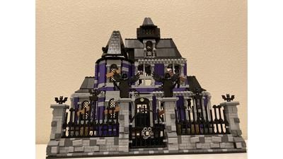 LEGO MOC The Haunted Victorian by bugsbycarlin | Rebrickable - Build with LEGO Halloween Legos, Lego Vampire, Vampire Castle, Halloween Downloads, Lego Halloween, Spooky Ideas, Victorian Books, Lego Craft, Building Instructions