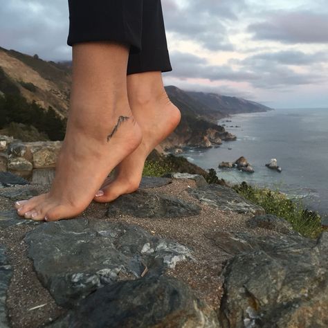 Berg Tattoo, Tattoo Mountain, Sea Tattoo, Tattoos Mandala, Anklet Tattoos, Tattoos Geometric, Delicate Tattoo, Mountain Tattoo, Tattoo Life