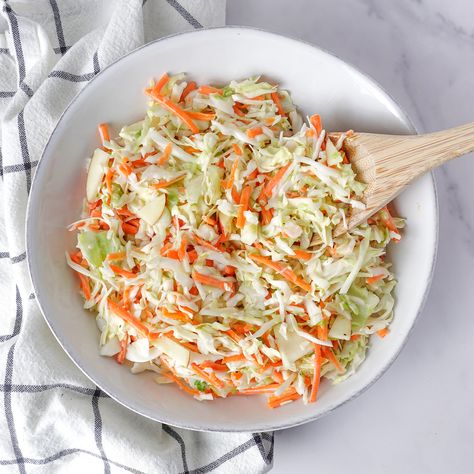 Low-Calorie Creamy Coleslaw Low Calorie Sides, Low Carb Coleslaw, Mexican Slaw, Healthy Coleslaw Recipes, Healthy Coleslaw, Barbecue Sides, Slaw Dressing, Homemade Coleslaw, Healthy Low Calorie Meals