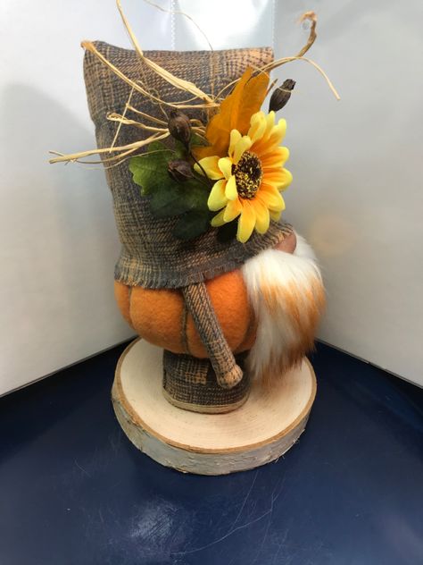 Gnome Pumpkin Decorating Ideas, Gnome Pumpkin Ideas, Pumpkin Gnomes Diy, Gnome Pumpkin Decorating, Craft Gnomes, Gnome Shoes, Beach Wreaths, Gnome Pumpkin, Pumpkin Gnome