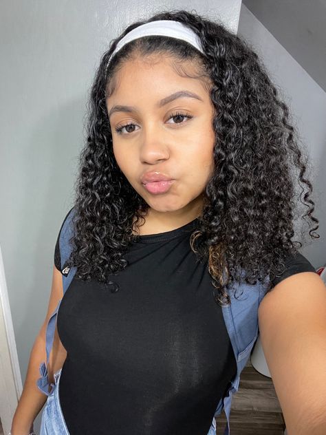 White headband in curly hair Curly Hairstyles For Black Women Braids, Head Bands Curly Hair Hairstyles, Headband Hairstyles For School, Natural Hairstyle With Headband, Hairband Hairstyle Curly Hair, Headband In Curly Hair, Curly Hair In Headband, Curly Hair Down With Edges, Short Curly Hair With Headband Ideas