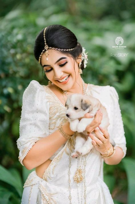 Modern Kandyan Bride, Kandiyan Brides, Kandyan Bridesmaid, Modern Kandyan, Sari Designs, Buddhist Wedding, Sri Lankan Bride, Bridesmaid Poses, Bride Head