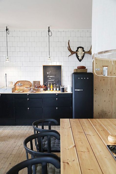 A Smeg refrigerator makes an undeniable upgrade to any kitchen. I love this kitchen with warm, woods, black base cabinets and a black Smeg. #kitchen #smeg #smegrefrigerator #blackandwoodkitchen Modern Scandinavian Kitchen, White Wood Kitchens, Scandinavian Kitchen Design, Scandinavian Interiors, Black Kitchen Cabinets, Dark Kitchen, Scandinavian Interior Design, Scandinavian Kitchen, Trendy Kitchen