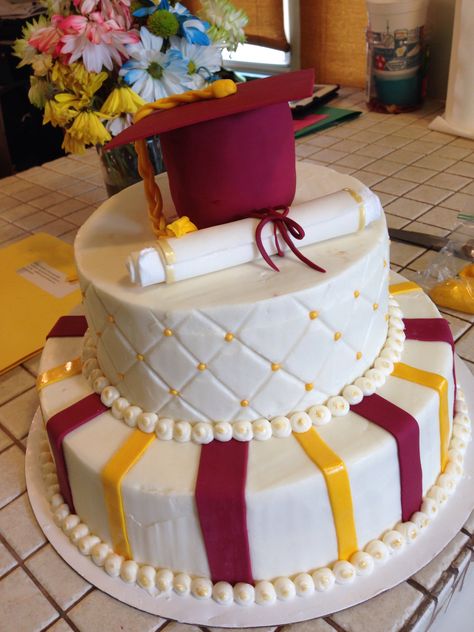 Graduation Cake 2 Layers, Red And Gold Graduation Cake, Usc Cake, Graduation Cakes For Boys, Usc Party, Asu Graduation, Usc Graduation, College Graduation Cakes, Grad Cookies