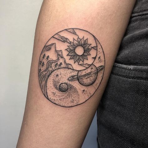 Yin Yang Space Tattoo, Yen And Yang Tattoo, Yen Yang Tattoo, Yen Yang Tattoo Ideas, Ying Yang Tattoo For Women, Outsider Tattoo, Perfect Circle Tattoo, Circle Tattoo Ideas, Circle Tattoo Design